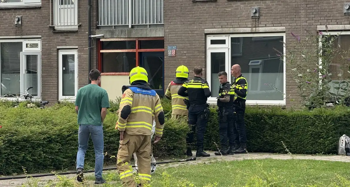 Brandweer verricht metingen bij gaslucht - Foto 2