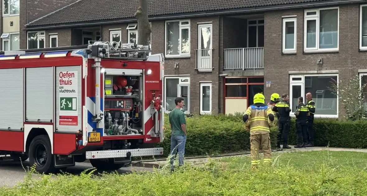 Brandweer verricht metingen bij gaslucht - Foto 3