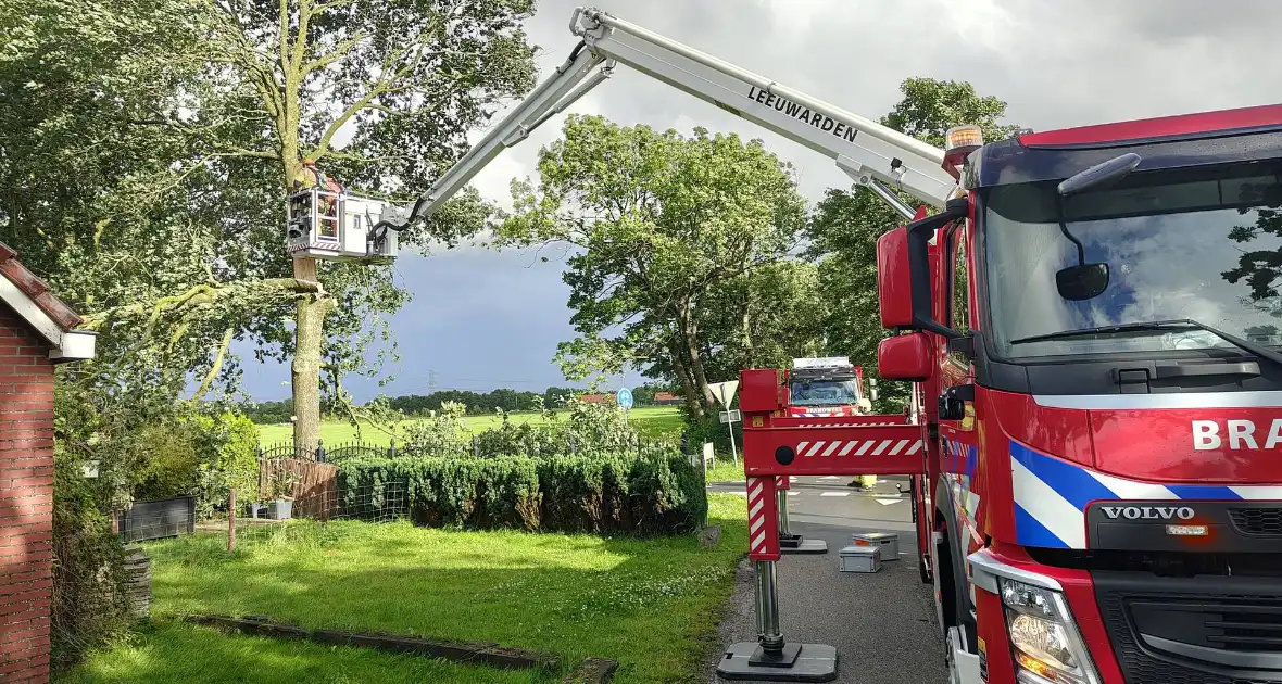 Brandweer verwijderd afgewaaide tak die op boerderij valt