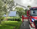 Brandweer verwijderd afgewaaide tak die op boerderij valt