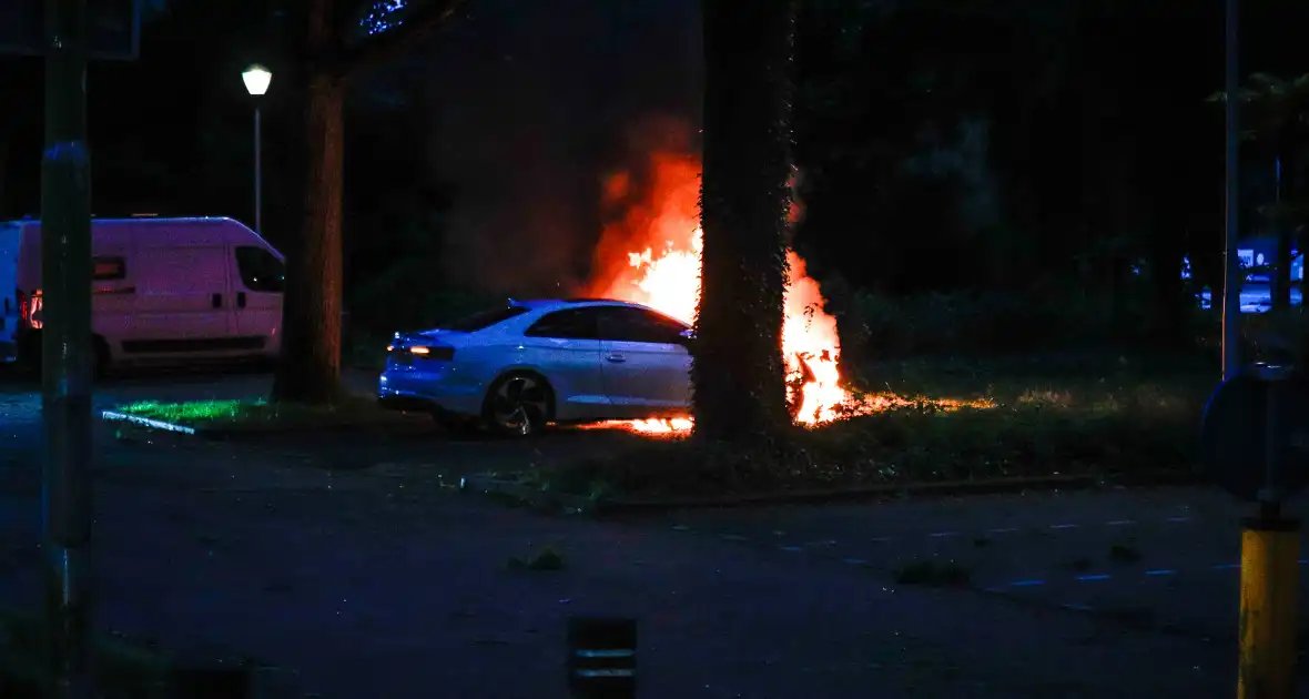 Brandweer blust uitslaande autobrand - Foto 1