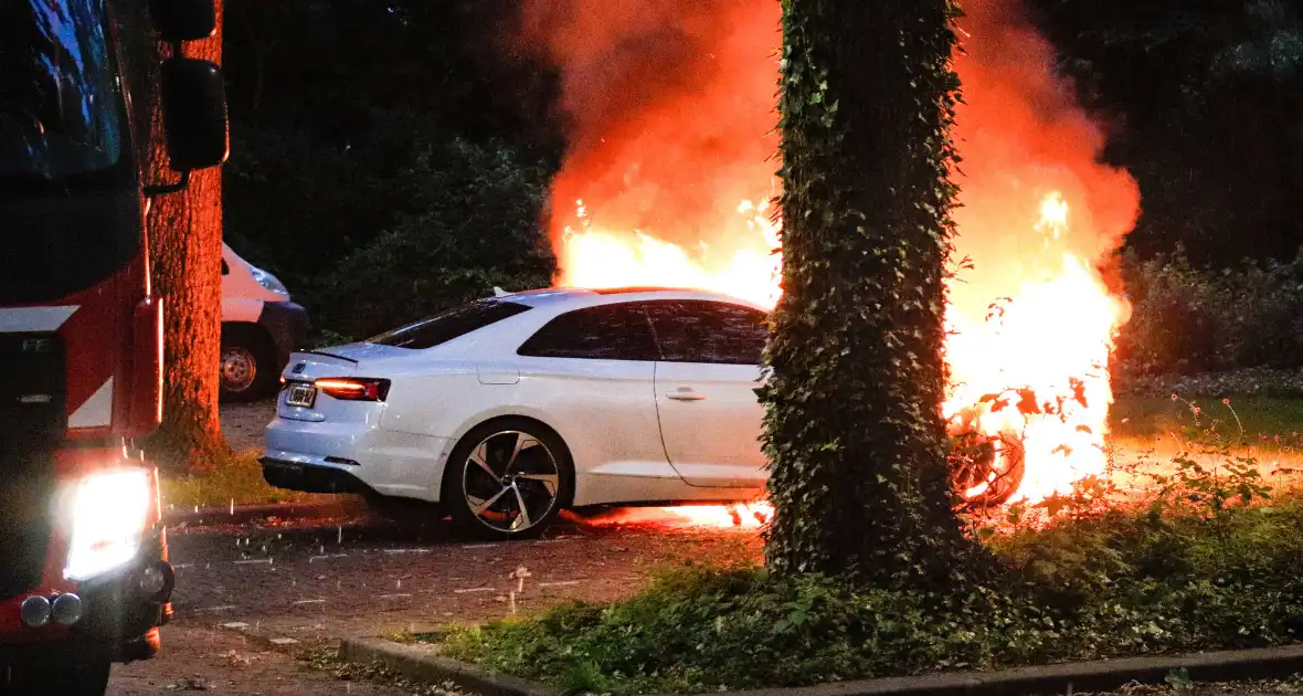 Brandweer blust uitslaande autobrand - Foto 2