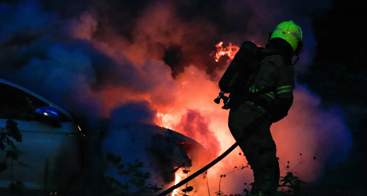 Brandweer blust uitslaande autobrand - Foto 3