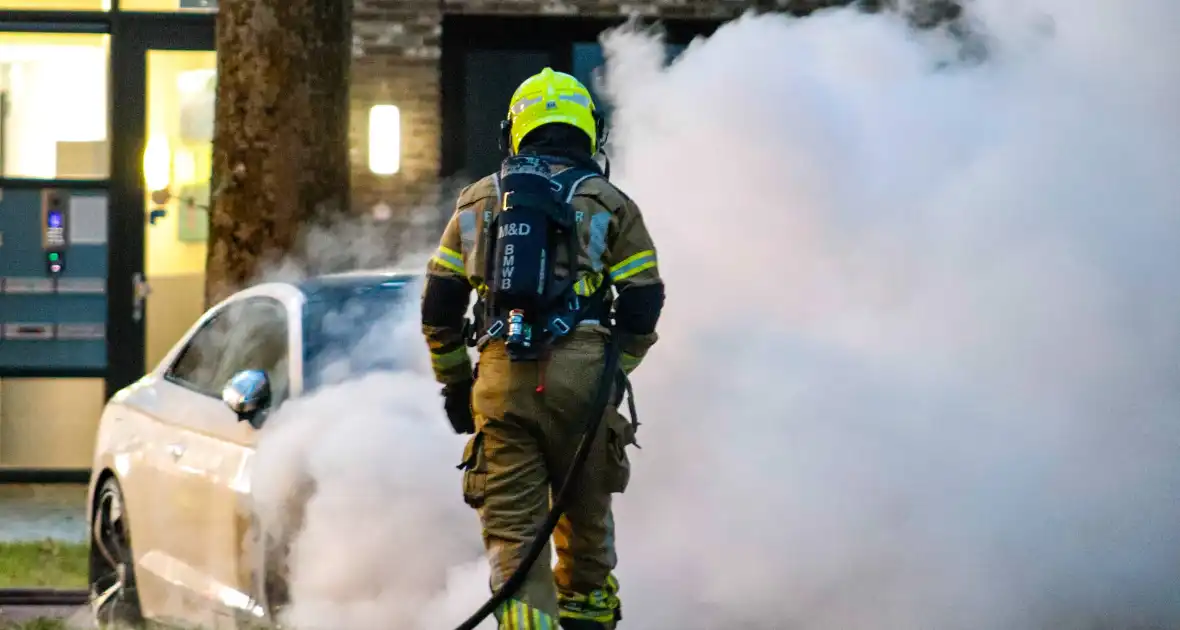 Brandweer blust uitslaande autobrand - Foto 5