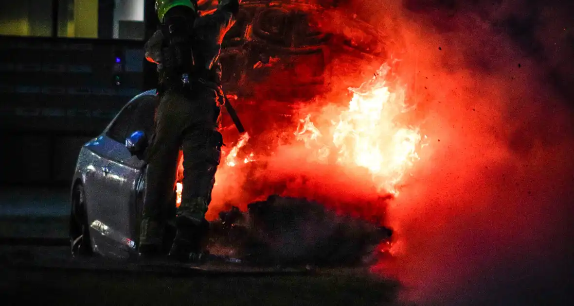 Brandweer blust uitslaande autobrand - Foto 8