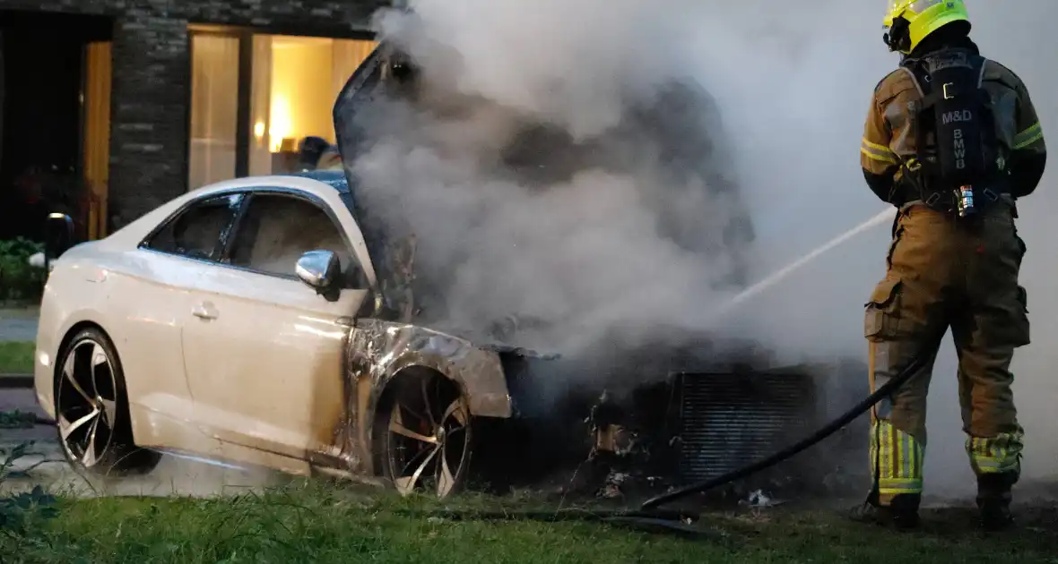 Brandweer blust uitslaande autobrand - Foto 9