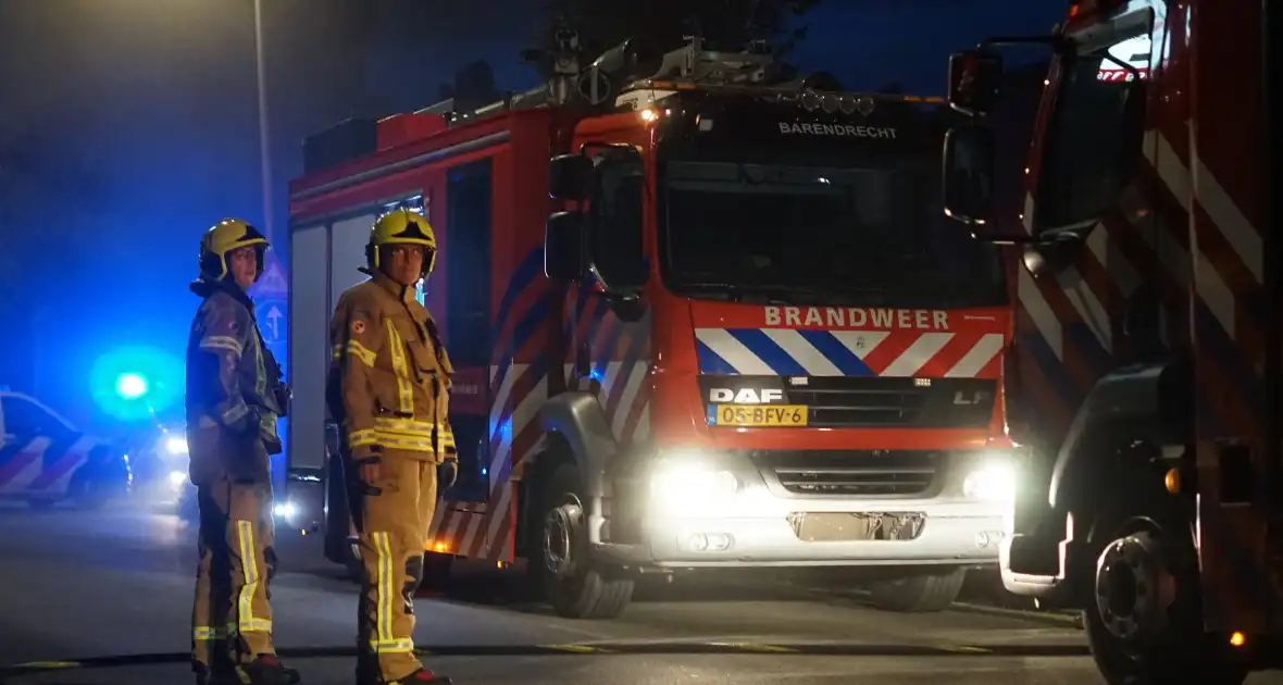 Brandweer blust brand woning