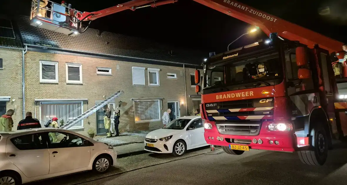 Brandweer blust dakbrand door vuurwerk - Foto 1