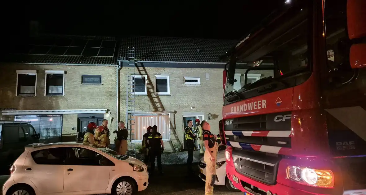 Brandweer blust dakbrand door vuurwerk - Foto 3