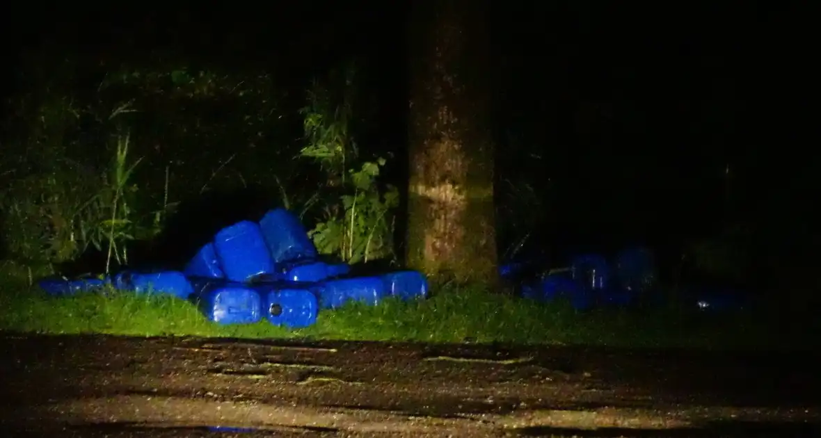 Tientallen vaten met chemisch afval gedumpt op parkeerplaats - Foto 1