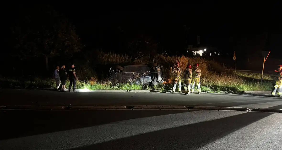 Voertuigen belandt op zijn kant bij ongeval