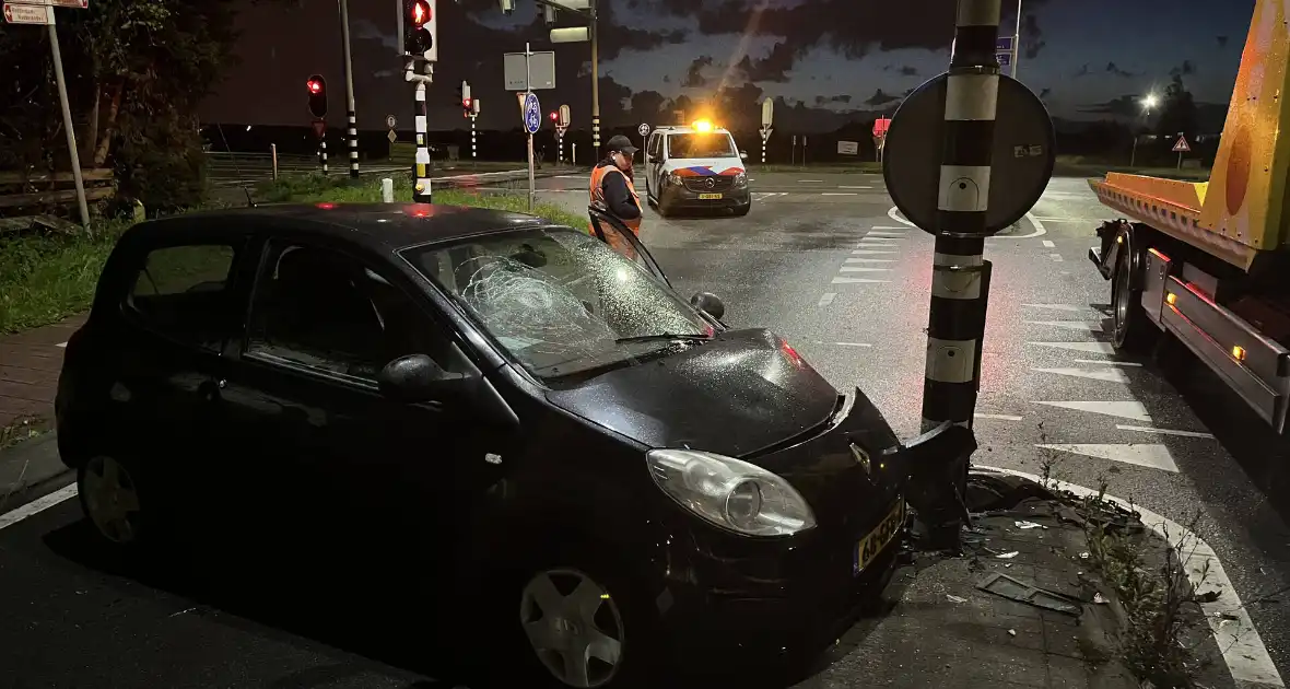 Inzittenden gaan er na auto-ongeluk vandoor - Foto 5