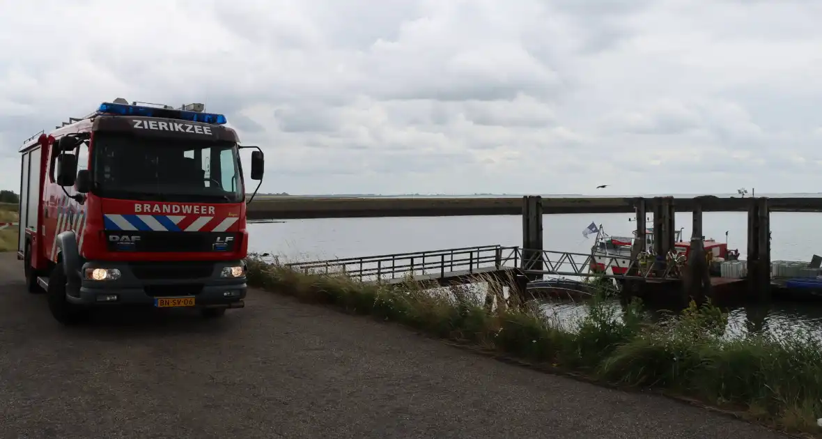 Boot kanteld, brandweer schiet te hulp