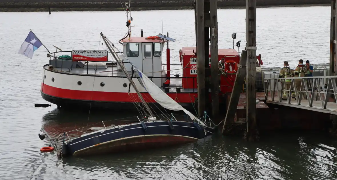 Boot kanteld, brandweer schiet te hulp - Foto 1