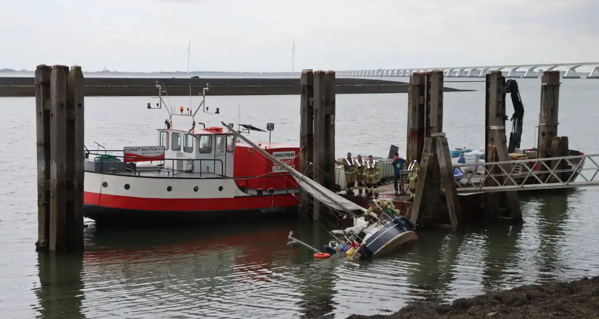 Boot kanteld, brandweer schiet te hulp - Foto 2