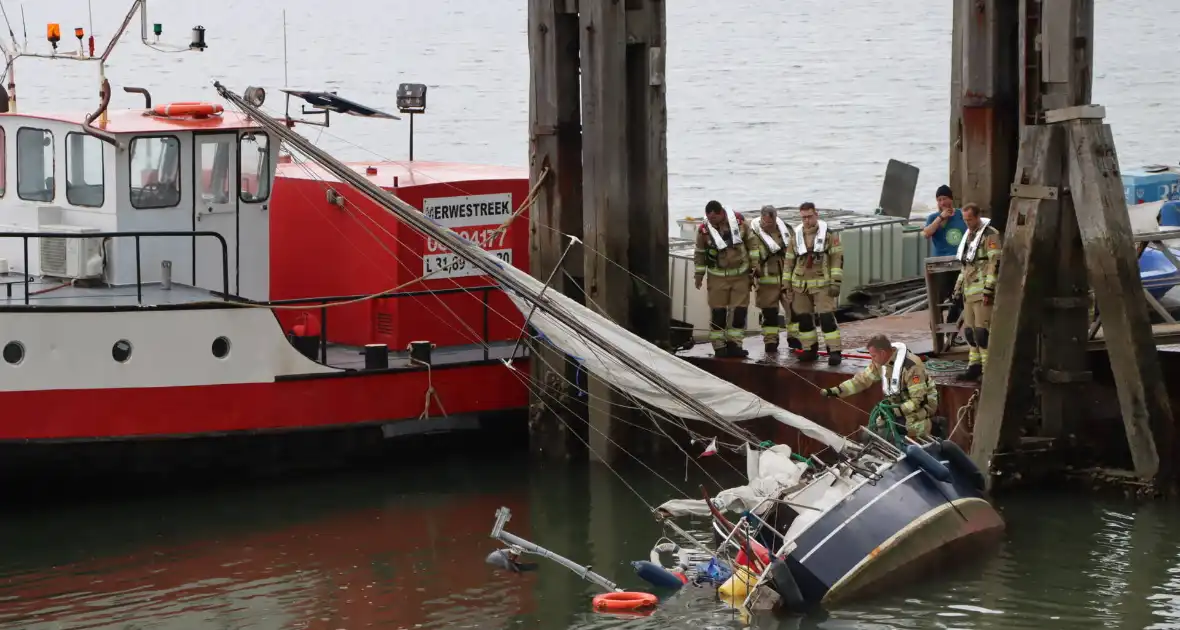 Boot kanteld, brandweer schiet te hulp - Foto 3