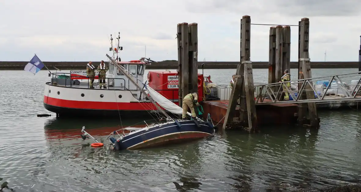 Boot kanteld, brandweer schiet te hulp - Foto 4