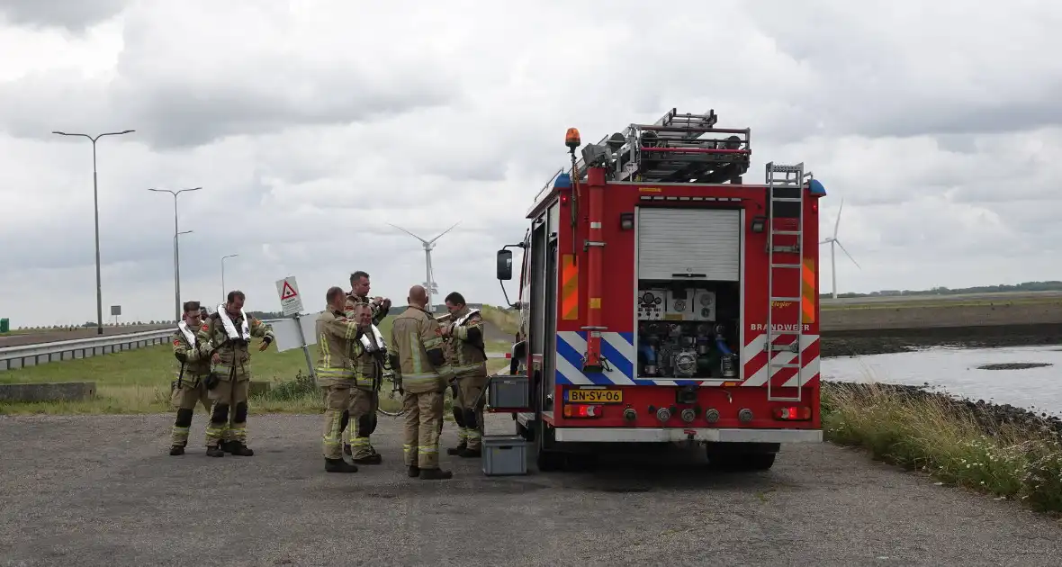 Boot kanteld, brandweer schiet te hulp - Foto 5