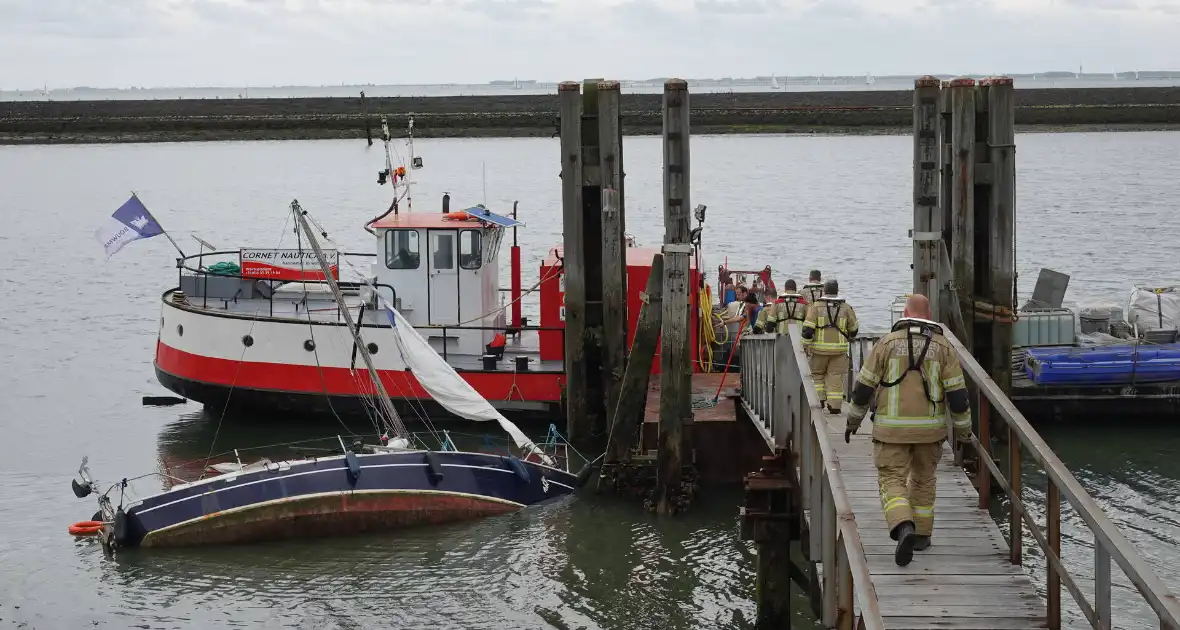 Boot kanteld, brandweer schiet te hulp - Foto 6