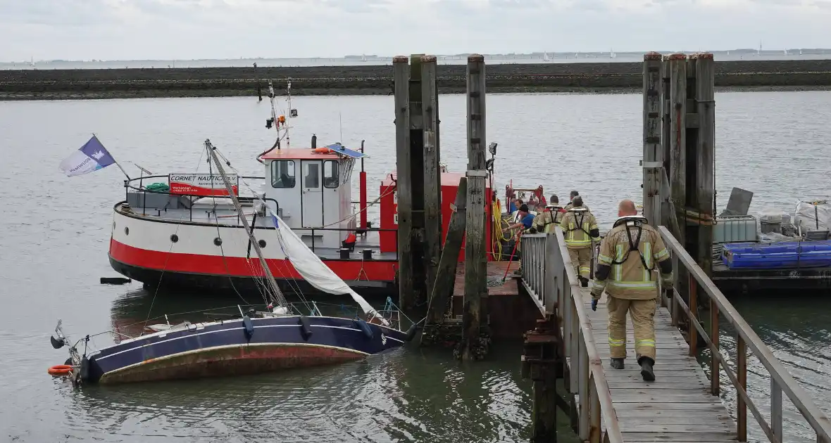 Boot kanteld, brandweer schiet te hulp - Foto 7