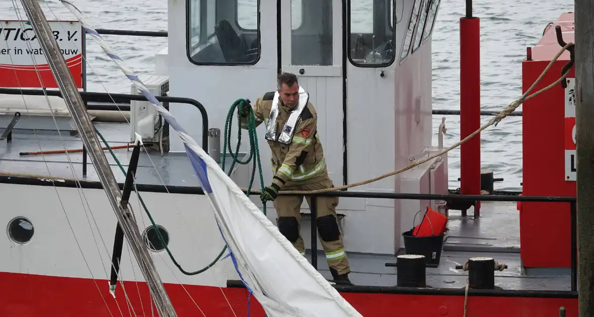 Boot kanteld, brandweer schiet te hulp - Foto 9