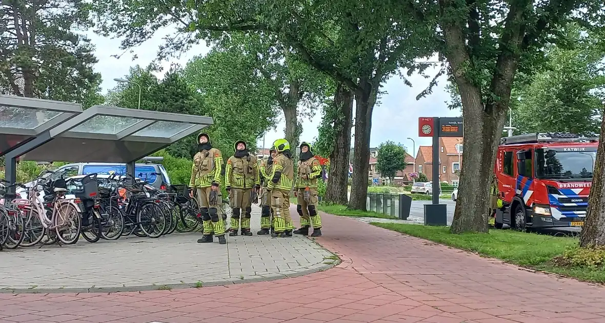 Brandweer verwijdert gevaarlijk hangende tak boven fiets/voetpad - Foto 2