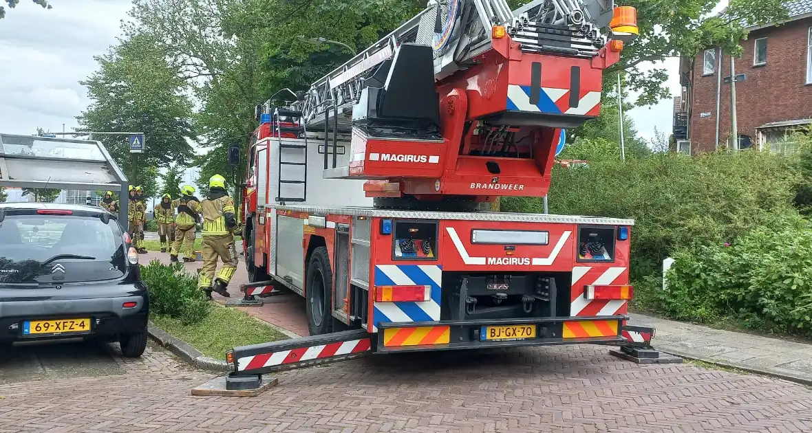 Brandweer verwijdert gevaarlijk hangende tak boven fiets/voetpad - Foto 8