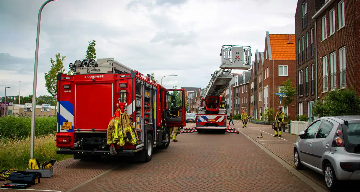 Brandweer schroeft loszittende daklijst vast