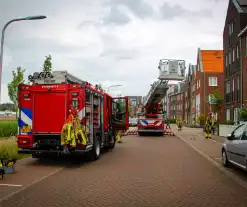 Brandweer schroeft loszittende daklijst vast