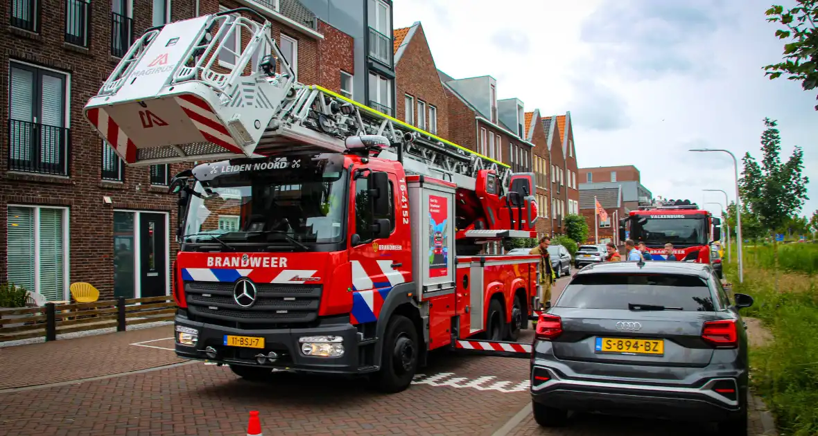 Brandweer schroeft loszittende daklijst vast - Foto 1