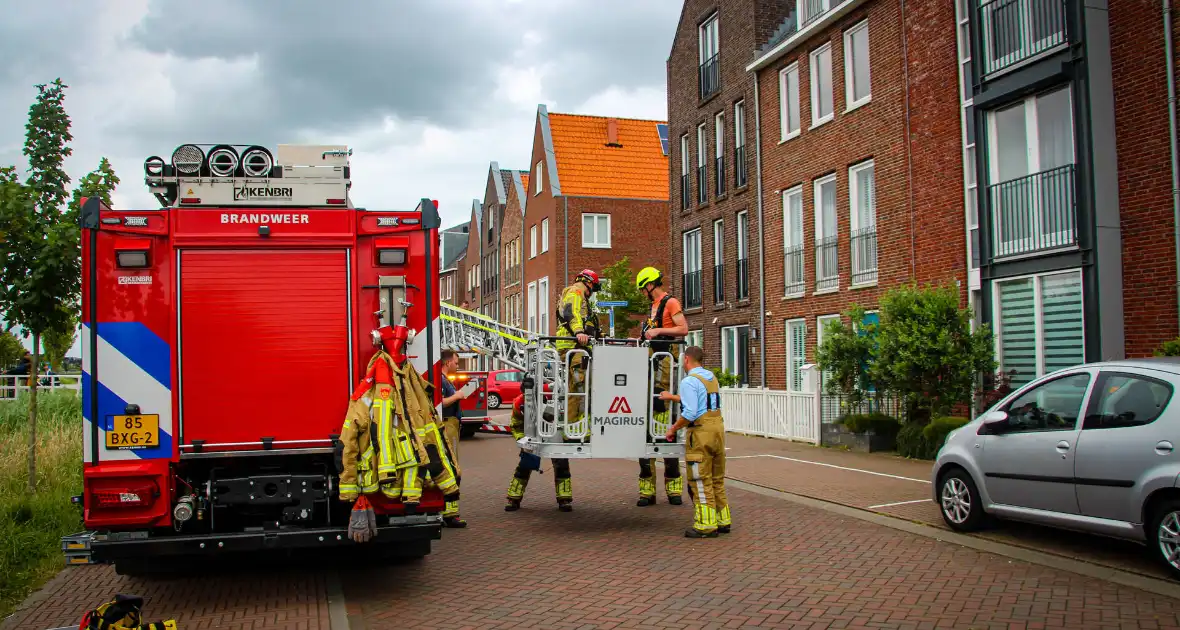 Brandweer schroeft loszittende daklijst vast - Foto 10