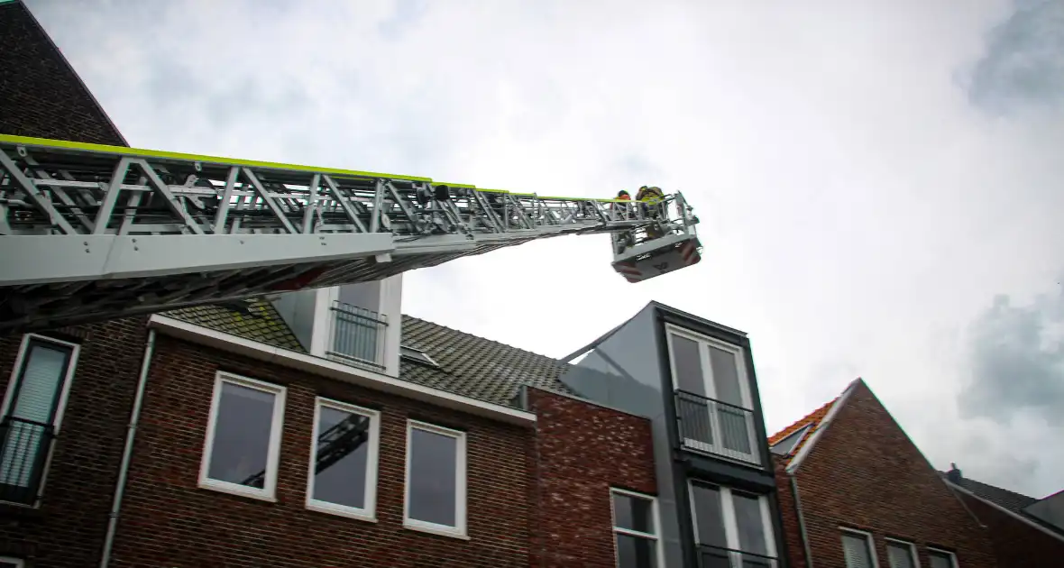 Brandweer schroeft loszittende daklijst vast - Foto 11