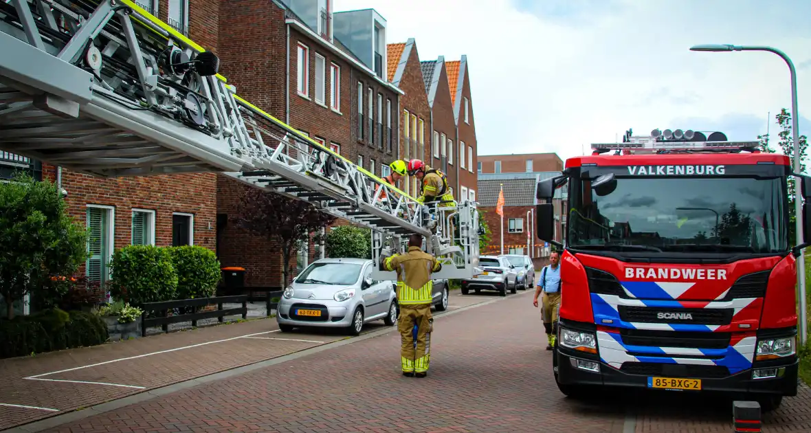 Brandweer schroeft loszittende daklijst vast - Foto 2