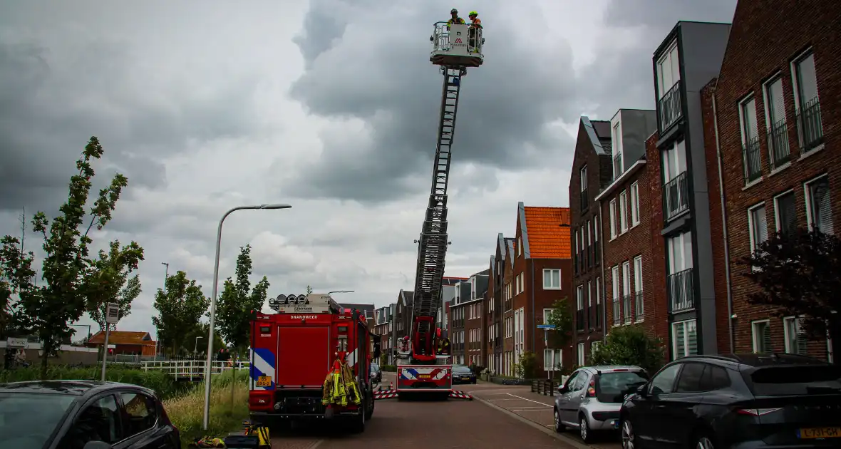 Brandweer schroeft loszittende daklijst vast - Foto 3