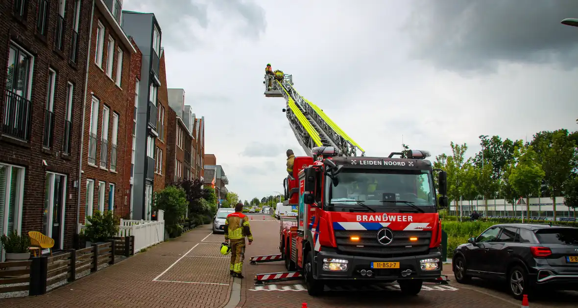 Brandweer schroeft loszittende daklijst vast - Foto 5