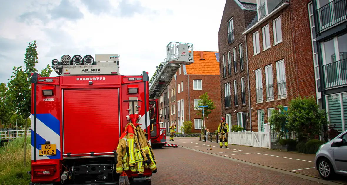 Brandweer schroeft loszittende daklijst vast - Foto 7