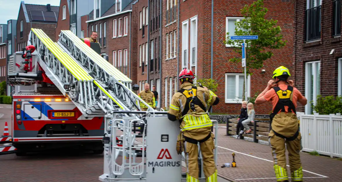 Brandweer schroeft loszittende daklijst vast - Foto 9