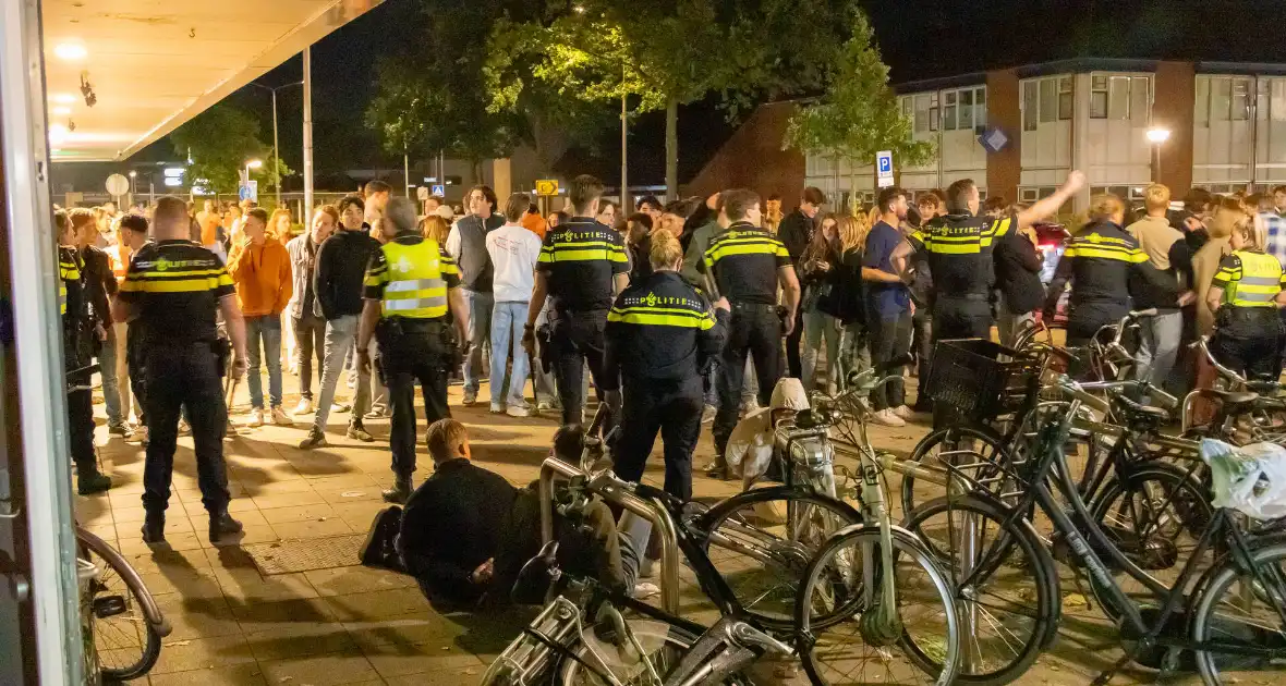 Aanhoudingen tijdens onrust bij café - Foto 1