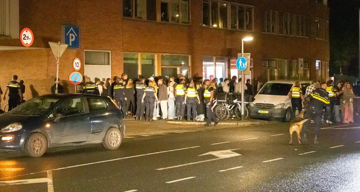 Aanhoudingen tijdens onrust bij café - Foto 14