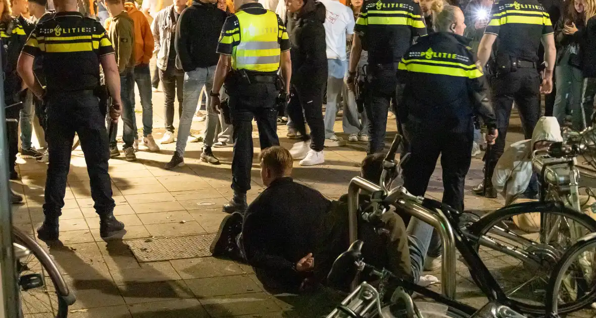 Aanhoudingen tijdens onrust bij café - Foto 2