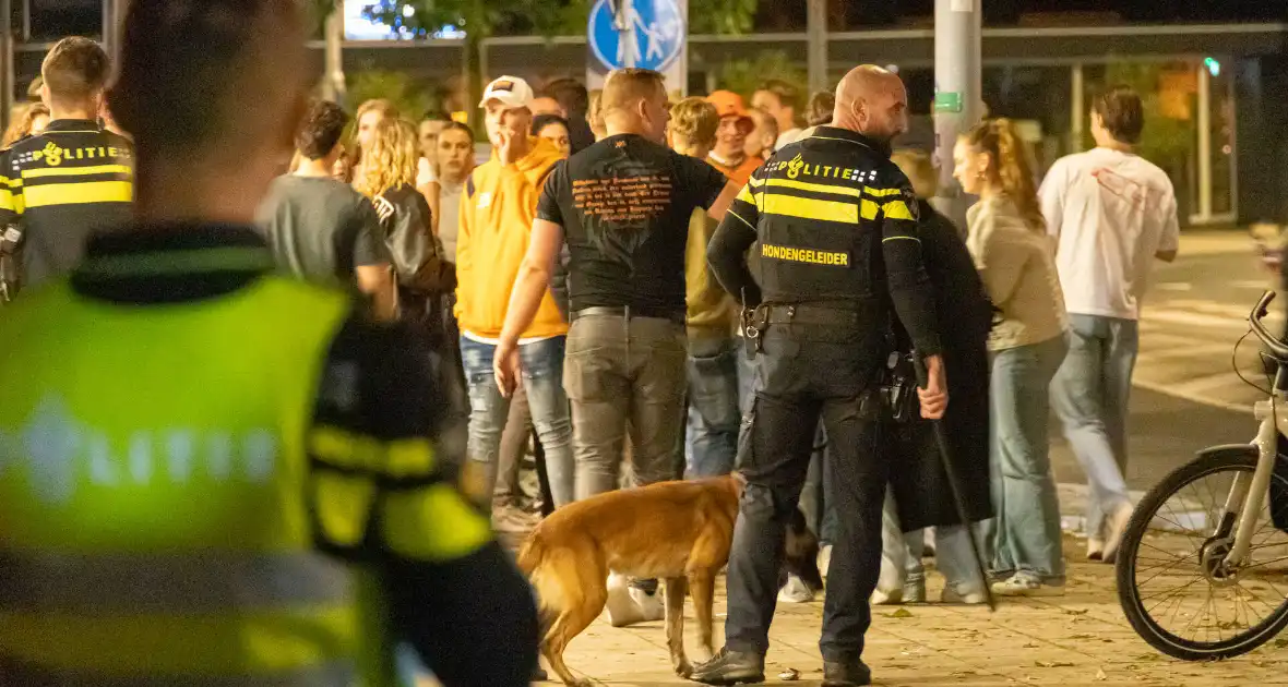 Aanhoudingen tijdens onrust bij café - Foto 4