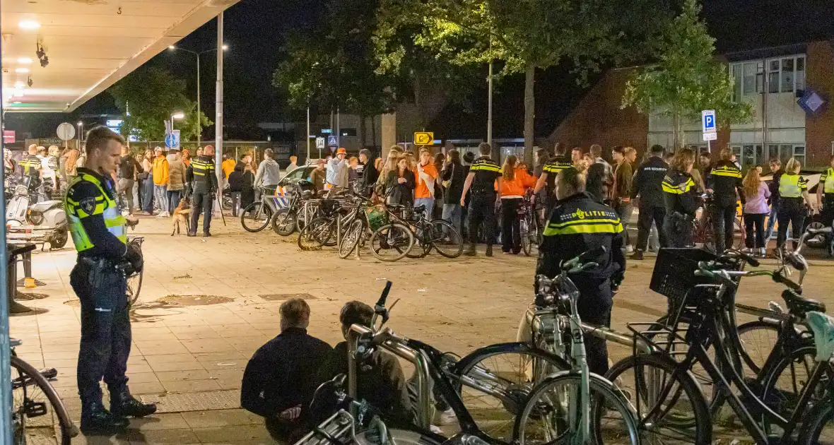 Aanhoudingen tijdens onrust bij café - Foto 5