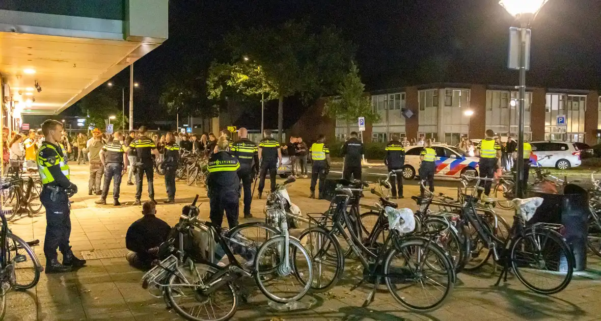 Aanhoudingen tijdens onrust bij café - Foto 7