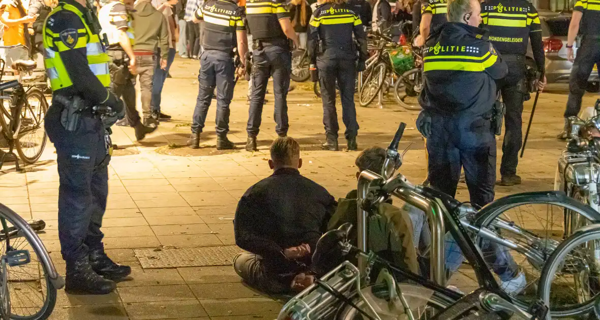 Aanhoudingen tijdens onrust bij café - Foto 8