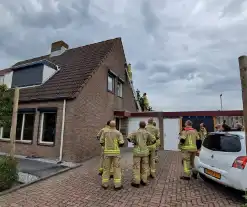 Brandweer helpt vastzittende zwaluw