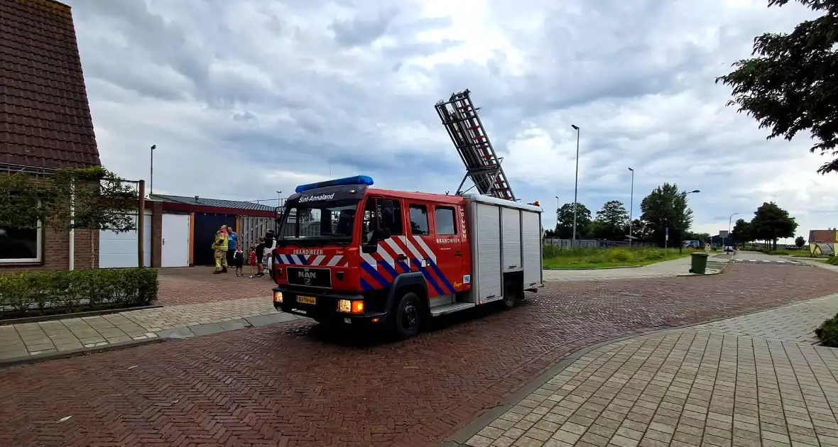 Brandweer helpt vastzittende zwaluw - Foto 5