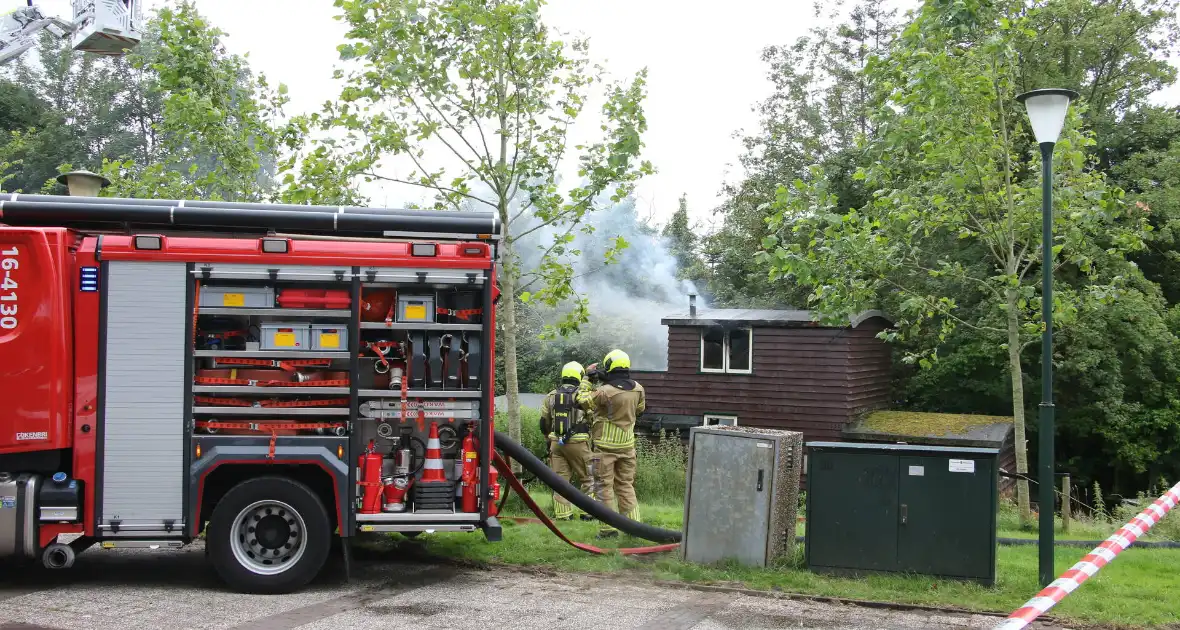 Brandweer ingezet voor fikse brand in woonboot - Foto 3