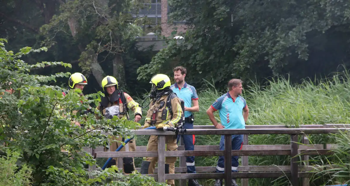 Brandweer ingezet voor fikse brand in woonboot - Foto 4