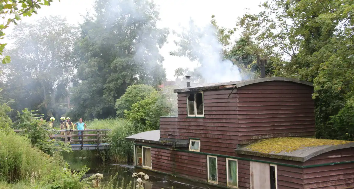 Brandweer ingezet voor fikse brand in woonboot - Foto 6