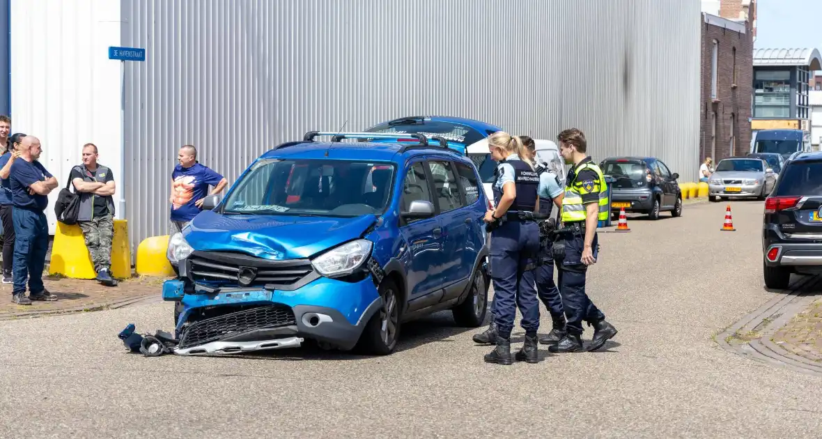 Botsing tussen twee auto's zorgt voor veel schade - Foto 1